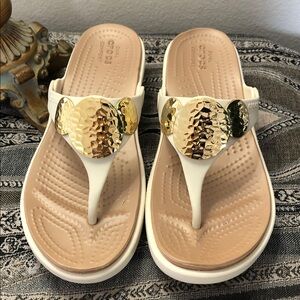 CROCS Women’s Dual Comfort Sandals w/ Gold Tone Hammered Medallions Tan Size 7
